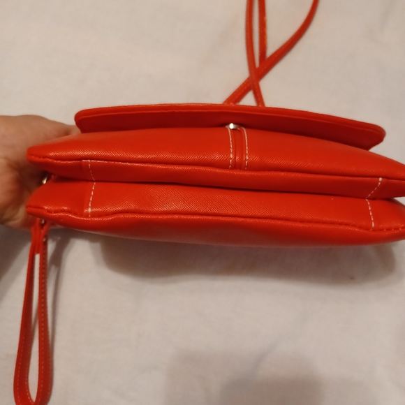 Kenneth Cole Reaction Red Crossbody/Wristlet Bag - Picture 10 of 12